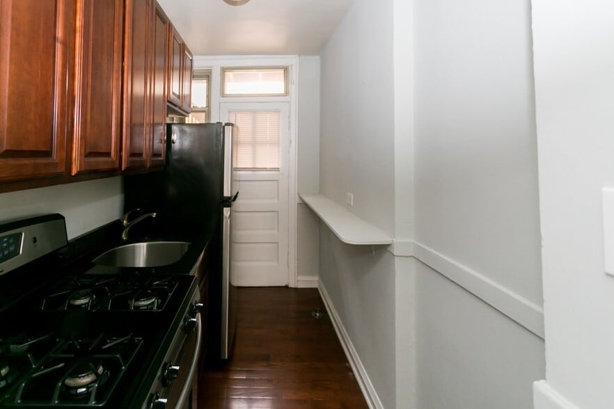 Building Photo - 547 W Surf St