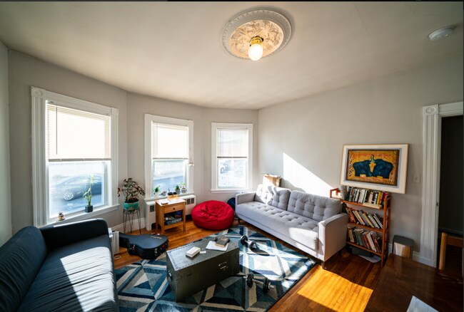 Building Photo - UPDATED MISSION HILL 4 BED/2 BATH WITH EASY TRAIN ACCESS