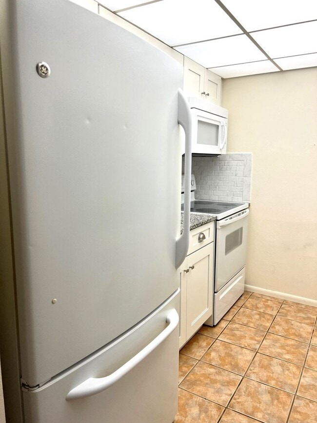 Building Photo - 55+ Community - 1BR/1BA Condo in Las Palmas