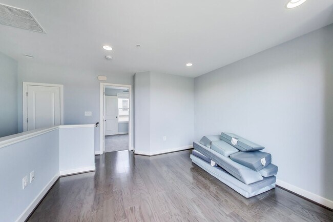 Building Photo - Stunning 3BD/3.5BA luxury 4-level townhouse in Great Location!