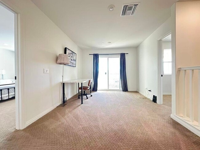 Building Photo - 3 BEDROOM HOME FOR LEASING IN Ontario