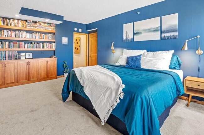 Building Photo - 168 6th St E