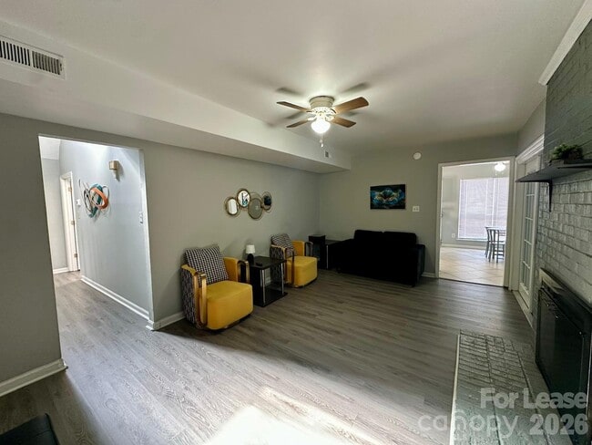 Building Photo - 9501 Pondside Ln