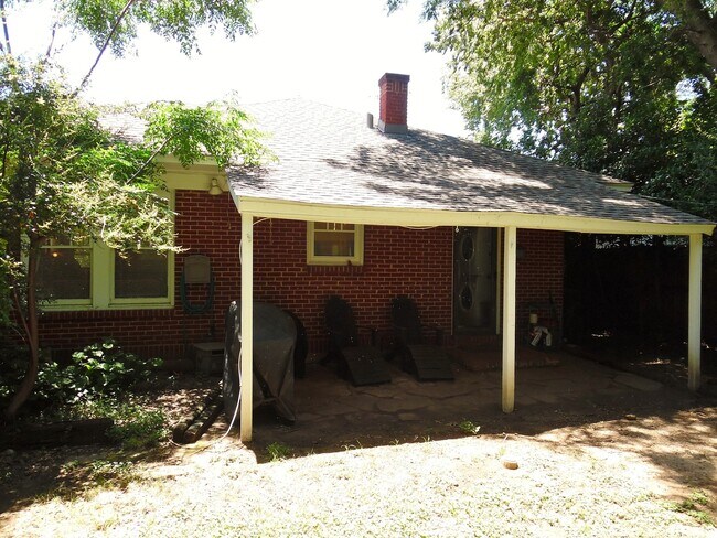 Building Photo - Bungalow in Mistletoe Heights!