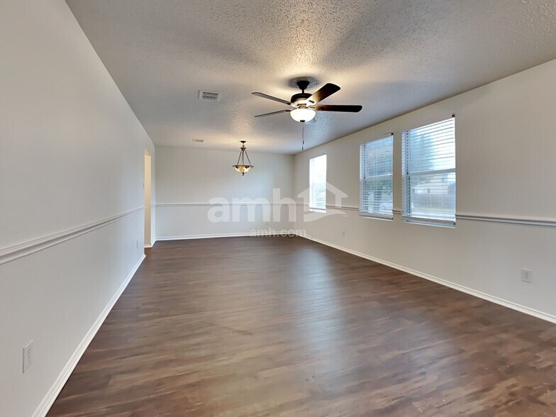 Building Photo - 205 Phlox Ln