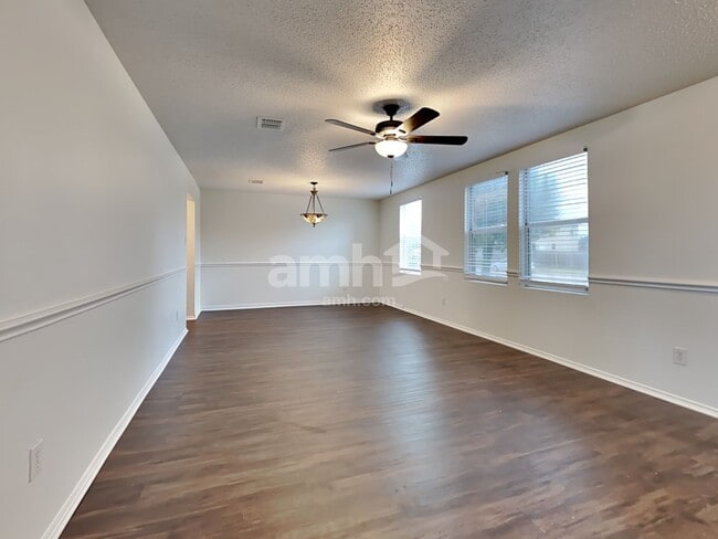 Building Photo - 205 Phlox Ln