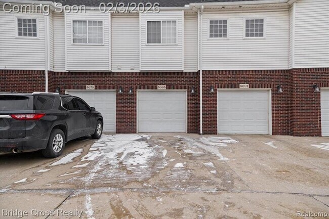 Building Photo - 5685 Twin Oaks Dr