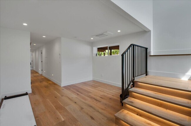 Building Photo - 4Bd/3.25Ba Shoreline House