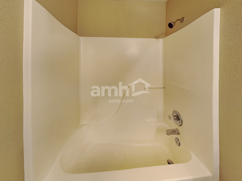 Building Photo - 7033 E Mitchell Flyer Rd