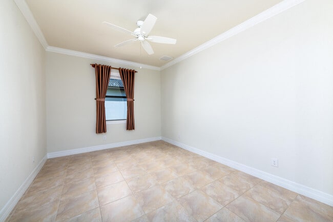 Building Photo - 739 SE Villandry Way