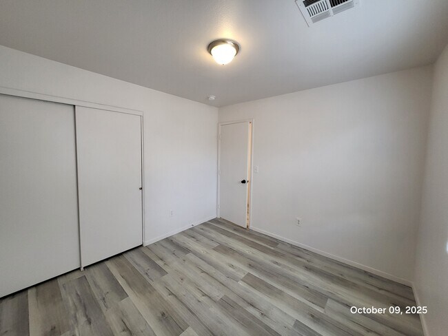 Building Photo - 9708 Villa Lorena Ave