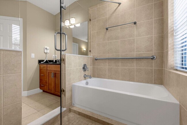 Building Photo - 14545 Damai Ln