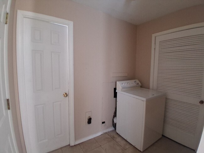 Building Photo - 908 Knollcrest Dr