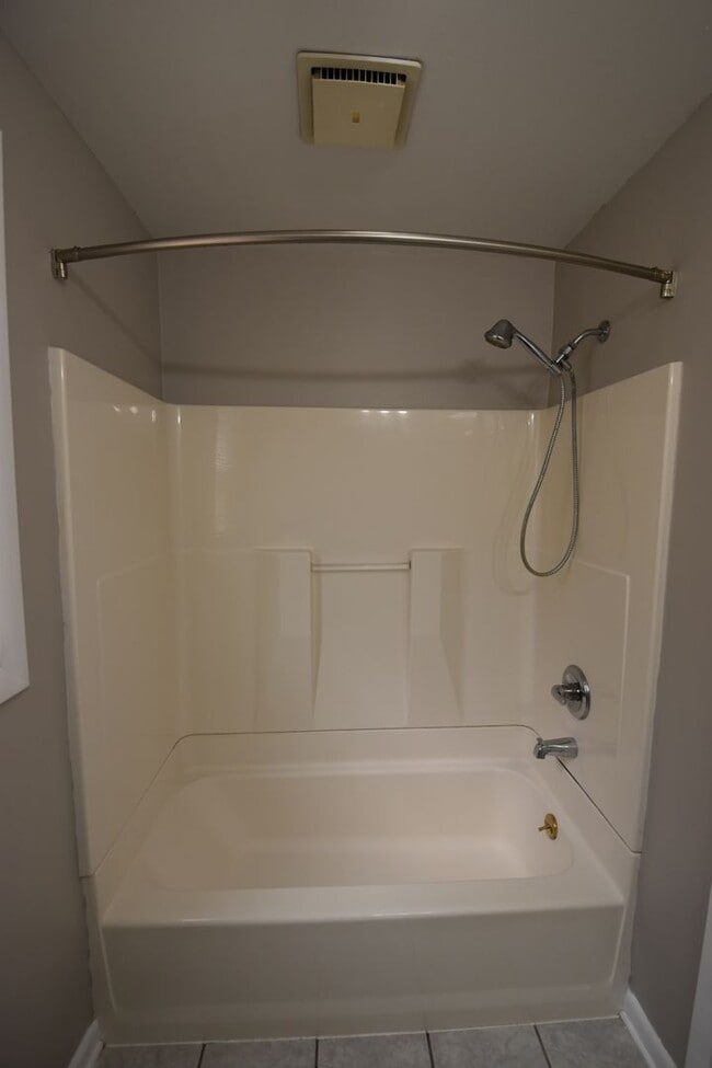 Building Photo - 3 Bedroom Home in the Country