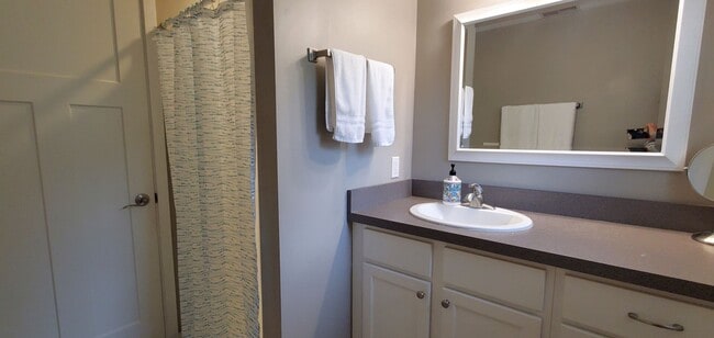Building Photo - Monthly Furnished Rental, Dog-Friendly, Utilities Included