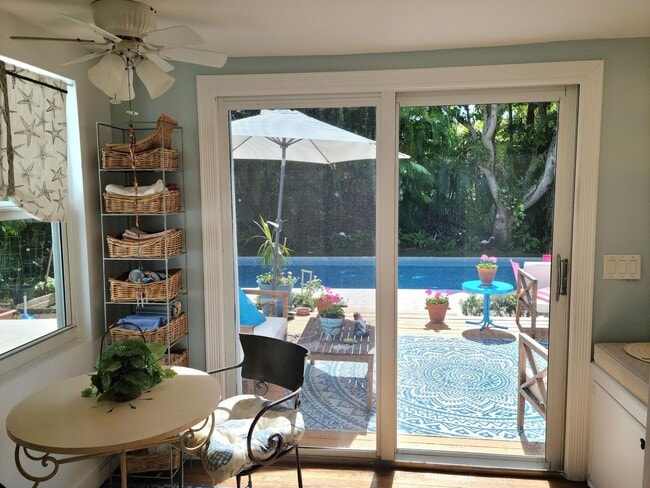 Building Photo - 902 E Boca Raton Rd