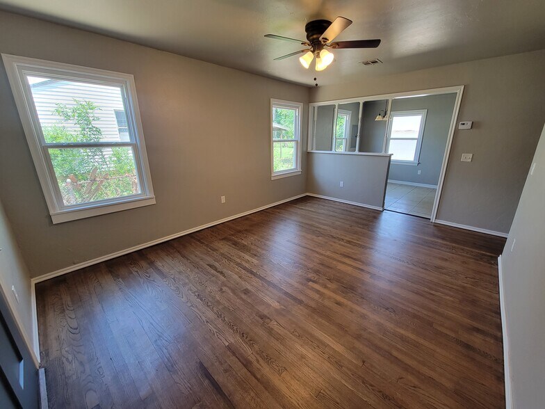 Living room - 504 N Marshall Dr