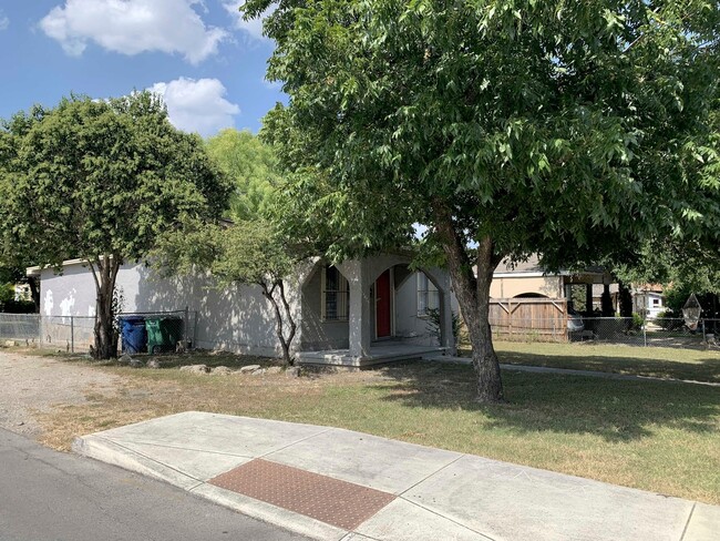 Building Photo - Move In Ready! Corner Lot Home with Update...