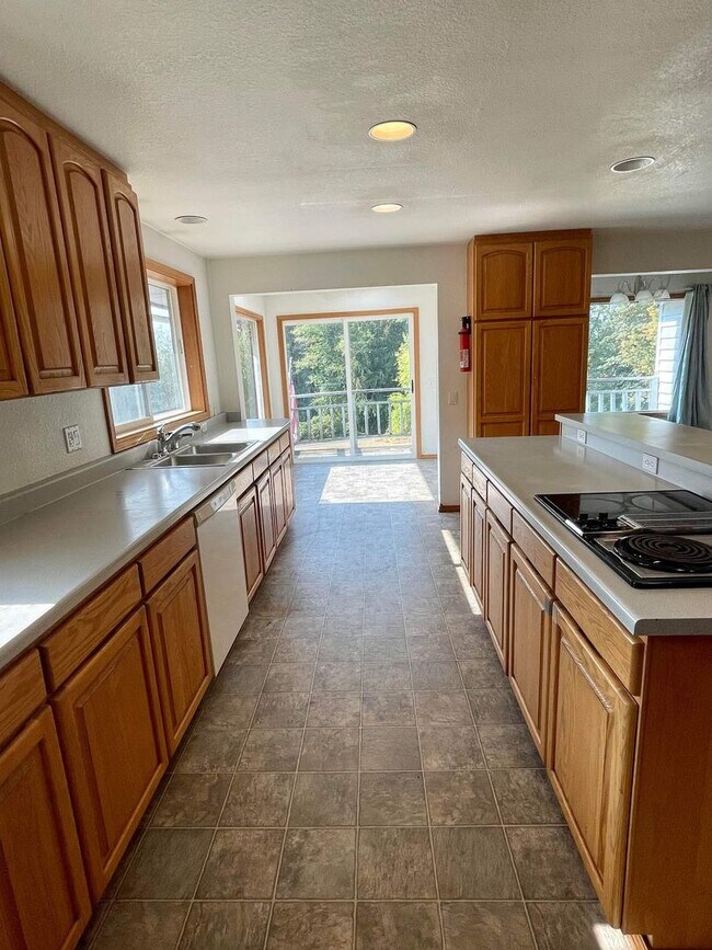 Building Photo - Large home on acreage!