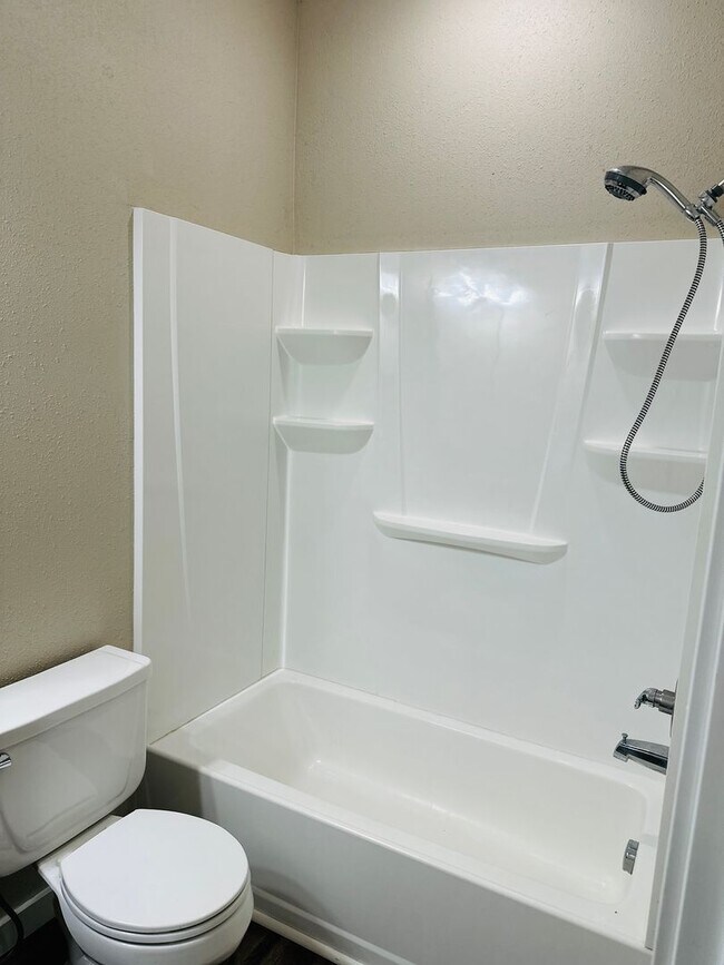 Building Photo - Charming Vintage Farm House