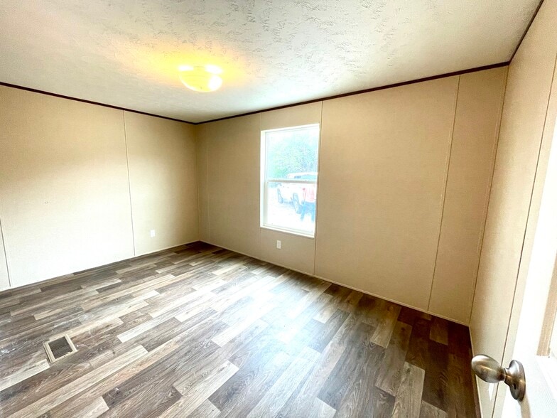 Building Photo - 459 Clay Ridge