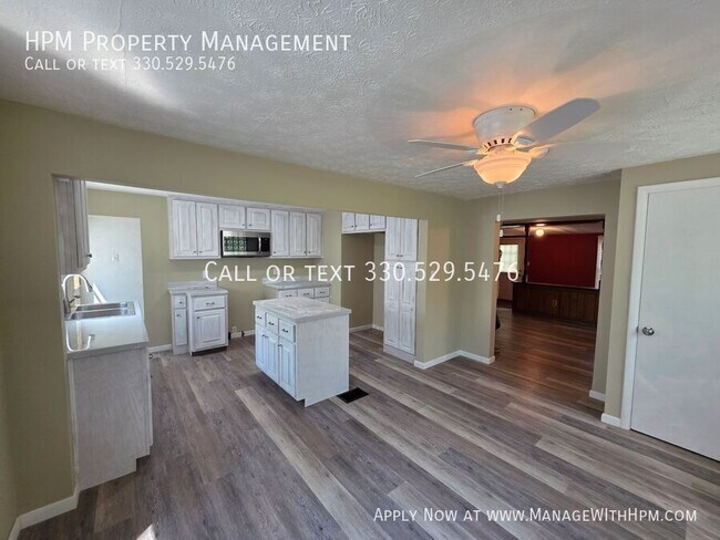 Building Photo - 2164 Penguin Dr