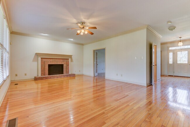Building Photo - Farragut 37934 - 4 bedroom, 2.5 bath home ...