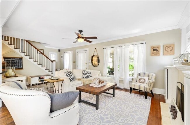 Building Photo - Amazing 4 BR Pool home in the heart of Tho...