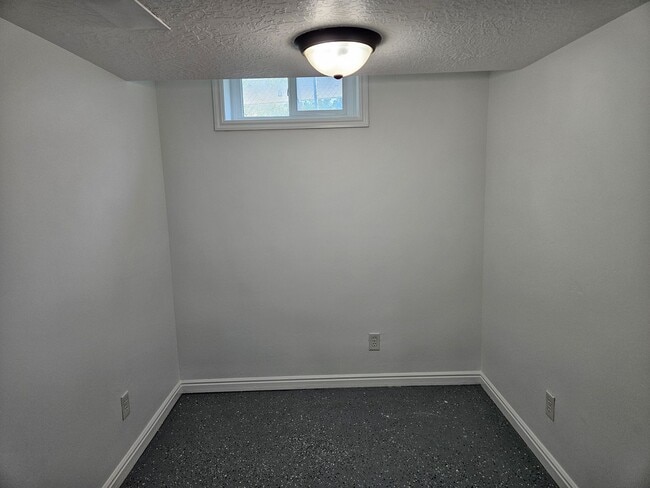 Building Photo - Great 5-Bed 2-Bath House in Bountiful