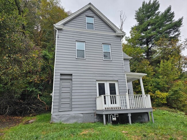 Building Photo - Spacious 5 bedroom 1.5 bathrooms for rent ...