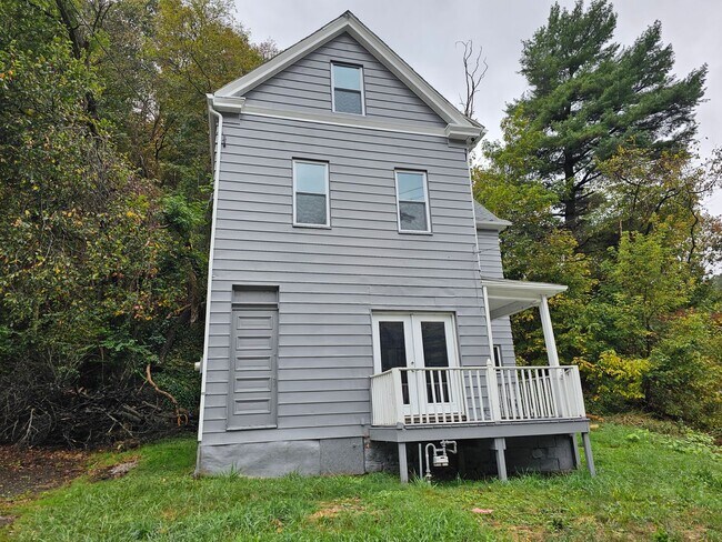 Building Photo - Spacious 5 bedroom 1.5 bathrooms for rent in Hays!