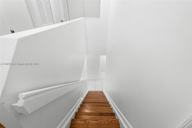Building Photo - 1162 SW 44th Ave