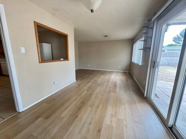 Building Photo - Centrally Located 3bed 2bath!