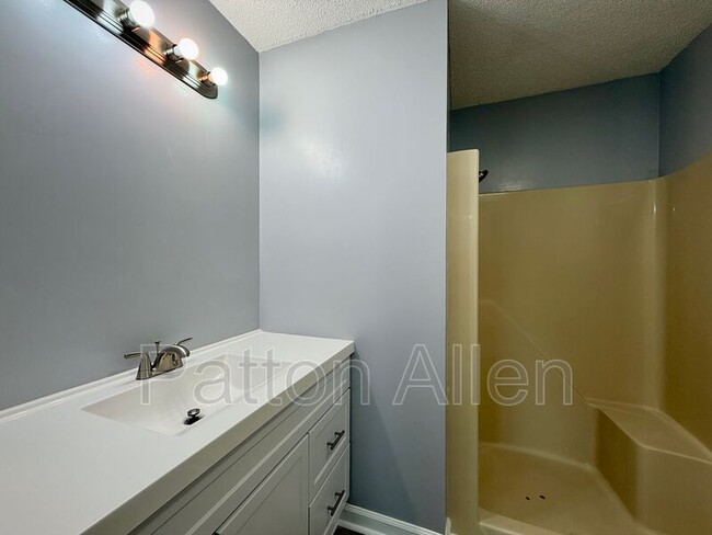 Building Photo - 2406 Abbey Cir