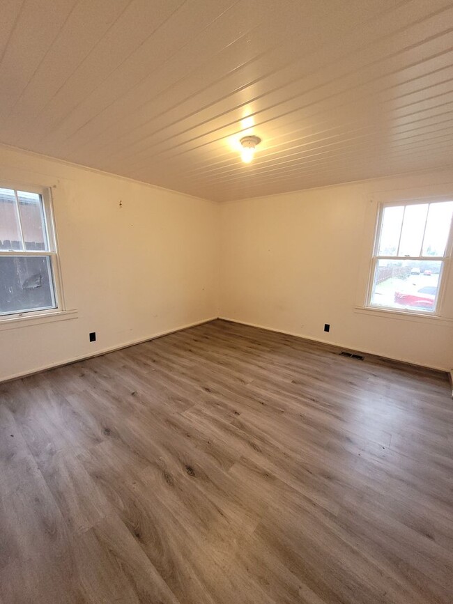 Building Photo - 2bd, 1ba home located near downtown Cottag...