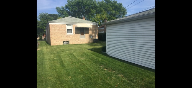 Building Photo - 9222 Lorel Ave