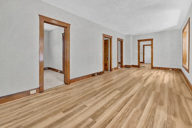 Building Photo - 1261 E 123rd St