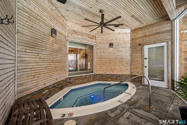 Building Photo - 2124 Old Pond Ln