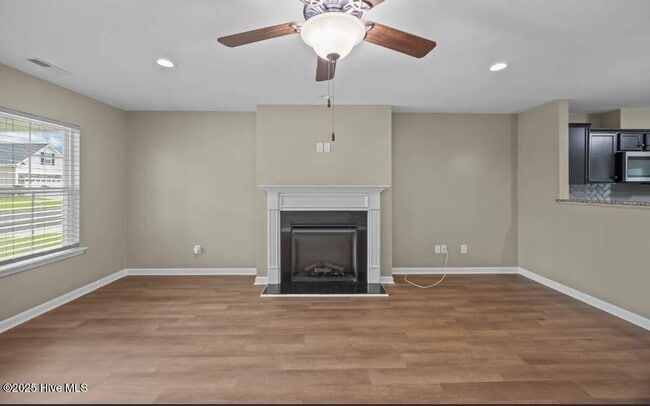 Building Photo - 821 Jade Ln