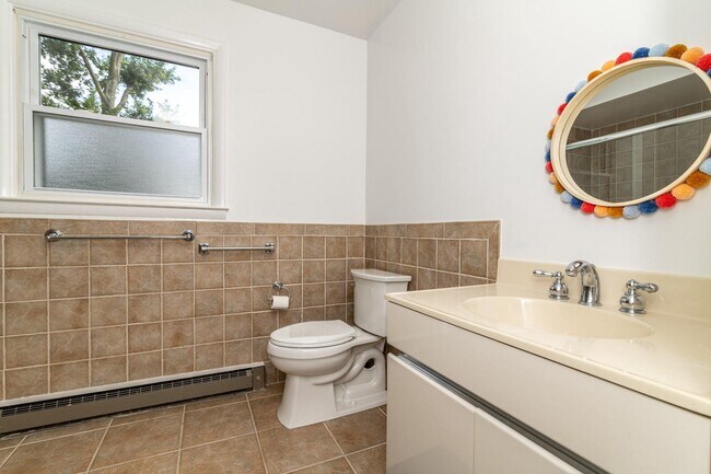 Building Photo - 1800 Lark Ln