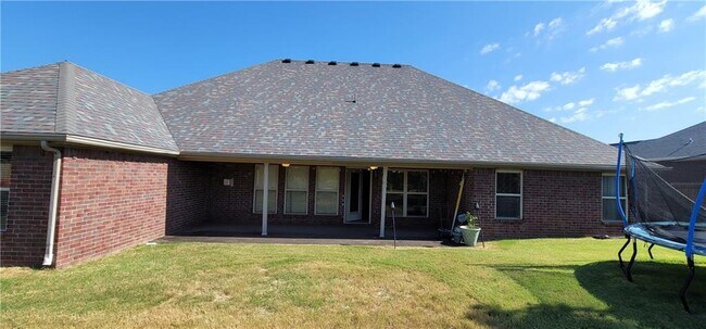 Building Photo - 2305 SW Chinquapin Ave