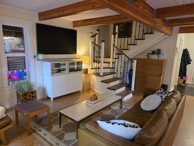 Building Photo - 713 Claire Ln