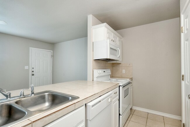 Building Photo - 107 Castleberry Ct
