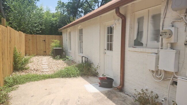 Building Photo - 1005 W MLK #B