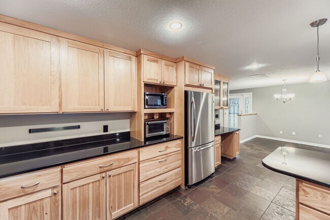 Building Photo - Amazing 3bed/2bath + Den Home with Attached Garage in Kirkland!