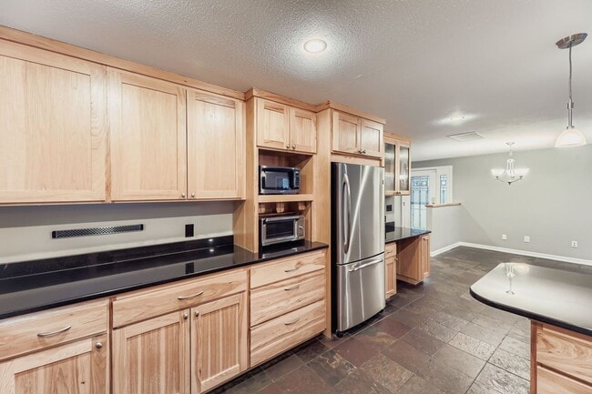 Building Photo - Amazing 4bed/2bath Home with Attached Garage in Kirkland!