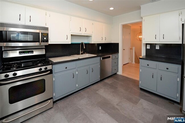 Building Photo - 43 Spruce Ave
