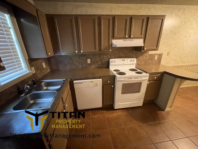 Building Photo - 2 Bed/2 Bath End Unit Apartment