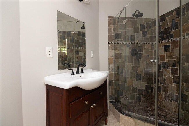 Building Photo - Newly Renovated 3/2 Feet From Atlanta Belt...