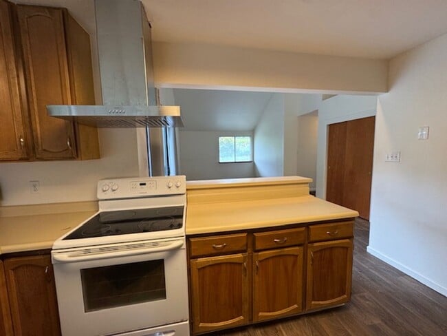 Building Photo - Two bedroom country charmer close to Occidental $2800.00